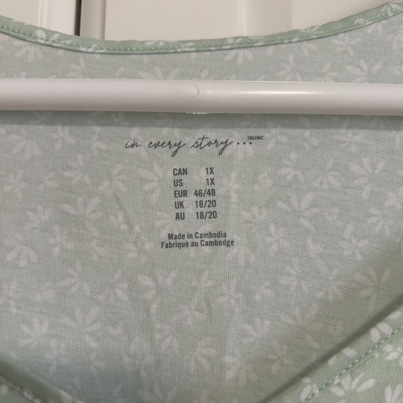 Pennington, sleeveless top, light green floral. 1X plus size - Picture 3 of 4